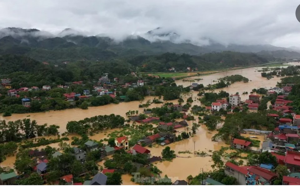 Quang cảnh c&aacute;c bản l&agrave;ng, thị trấn ở huyện Chi Lăng bị ch&igrave;m trong lũ nước.