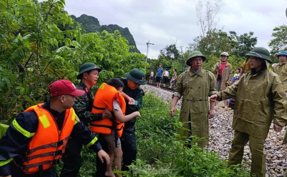 Đưa người d&acirc;n đến nơi an to&agrave;n.