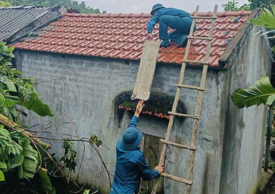 Bắc Giang huy động cán bộ, chiến sĩ, dân quân tự vệ giúp dân sau bão - Ảnh 2