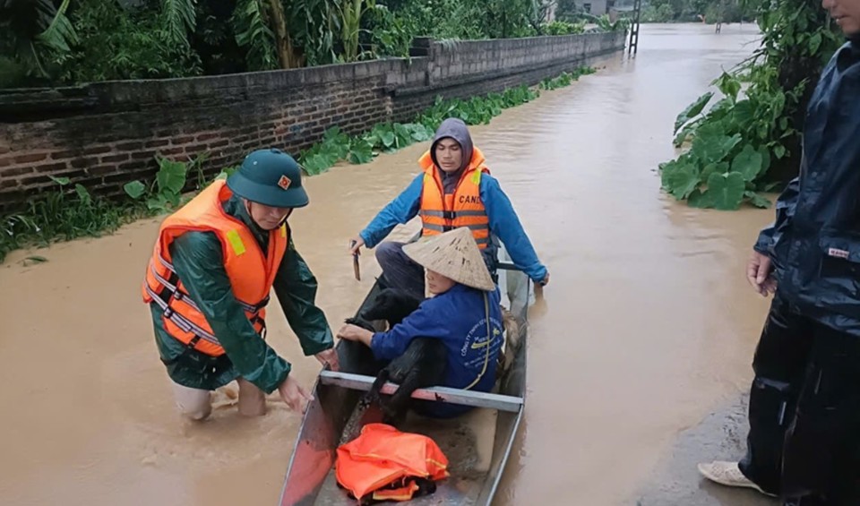 Lực lượng vũ trang giúp Nhân dân thị trấn An Châu, huyện Sơn Động di dời người và tài sản ra khỏi nơi ngập lụt và giúp khắc phục cây đổ bảo đảm giao thông… 