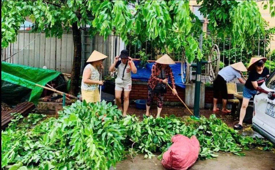 Hội vi&ecirc;n phụ nữ Từ Sơn chung tay khắc phục hậu quả cơn b&atilde;o số 3.