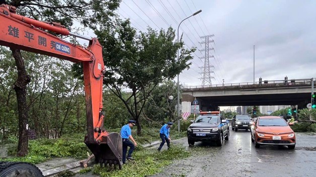 Thanh tra GTVT khắc phục sự cố c&acirc;y đổ ra đường, trả lại mặt đường cho c&aacute;c phương tiện tham gia giao th&ocirc;ng.