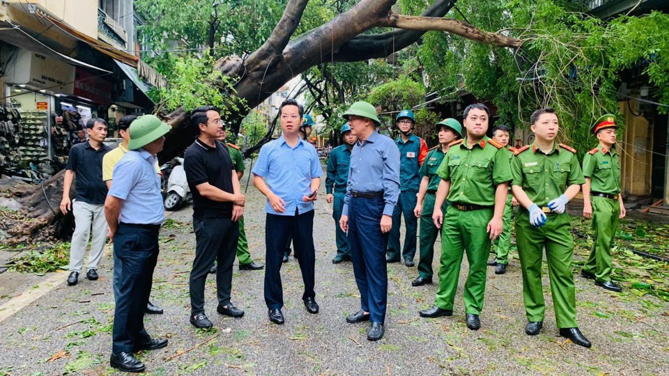 Chủ tịch HĐND TP Nguyễn Ngọc Tuấn thị s&aacute;t c&ocirc;ng t&aacute;c khắc phục hậu quả sau b&atilde;o tr&ecirc;n địa b&agrave;n quận Ho&agrave;n Kiếm