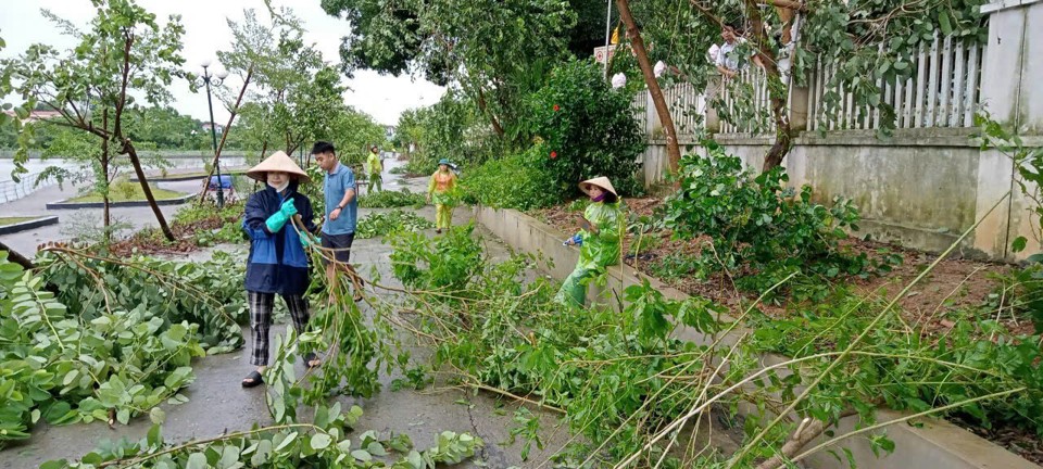 Phụ nữ huyện Thạch Thất tham gia khắc phục hậu quả sau b&atilde;o