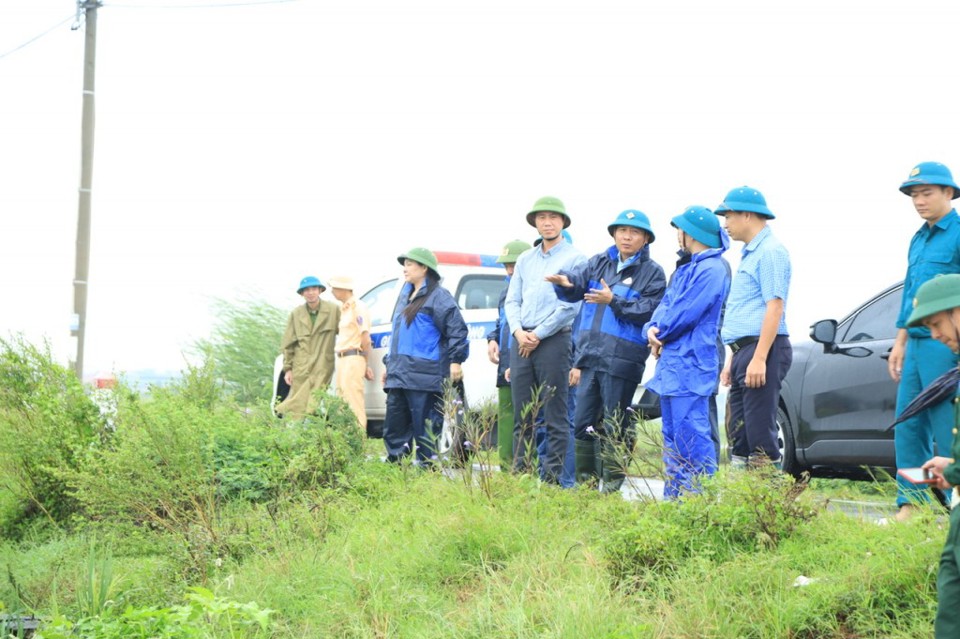 B&iacute; thư Huyện ủy M&ecirc; Linh Nguyễn Thanh Li&ecirc;m kiểm tra c&ocirc;ng t&aacute;c ph&ograve;ng chống lụt, b&atilde;o.