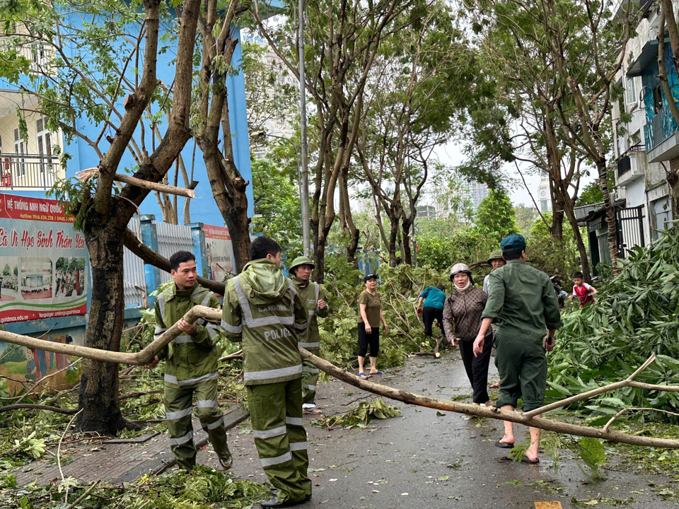 C&ocirc;ng an quận H&agrave; Đ&ocirc;ng c&ugrave;ng Nh&acirc;n d&acirc;n dọn dẹp c&acirc;y đổ ra đường.