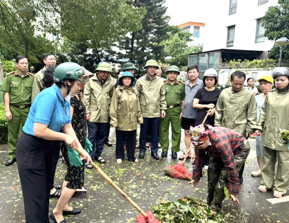 B&iacute; thư Th&agrave;nh ủy B&ugrave;i Thị Minh Ho&agrave;i kiểm tra, động vi&ecirc;n c&aacute;c lực lượng khắc phục mưa b&atilde;o tại quận Bắc Từ Li&ecirc;m. &nbsp;