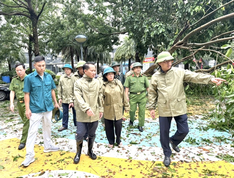 B&iacute; thư Th&agrave;nh ủy B&ugrave;i Thị Minh Ho&agrave;i kiểm tra c&ocirc;ng t&aacute;c khắc phục mưa b&atilde;o tại quận Bắc Từ Li&ecirc;m.