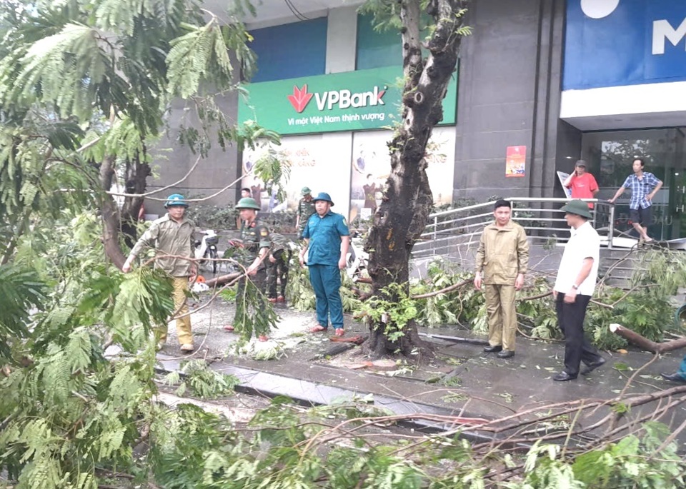 L&atilde;nh đạo quận Đống Đa kiểm tra c&ocirc;ng t&aacute;c khắc phục hậu quả sau b&atilde;o Yagi.