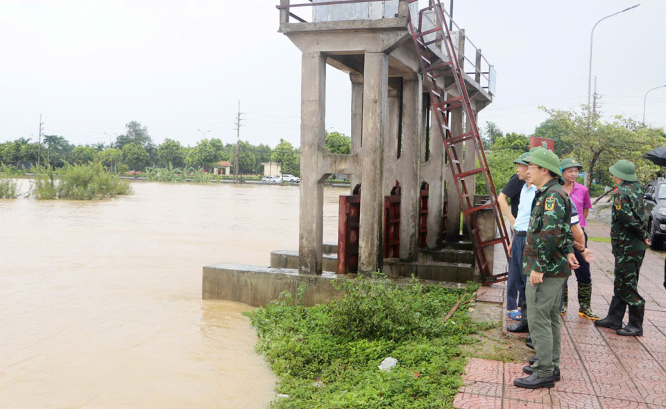 L&atilde;nh đạo thị x&atilde; đi kiểm tra mực nước tại c&aacute;c con s&ocirc;ng tr&ecirc;n địa b&agrave;n.