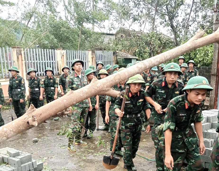 C&aacute;c c&aacute;n bộ, chiến sĩ Thủ đ&ocirc; cũng gi&uacute;p đỡ người d&acirc;n ở c&aacute;c huyện khắc phục hậu quả sau b&atilde;o.