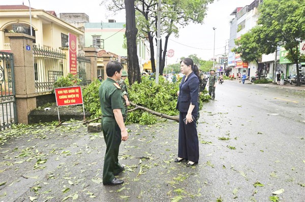 Chủ tịch UBND huyện Gia L&acirc;m Đặng Thị Huyền trao đổi nắm th&ocirc;ng tin về t&igrave;nh h&igrave;nh khắc phục sự cố do b&atilde;o.