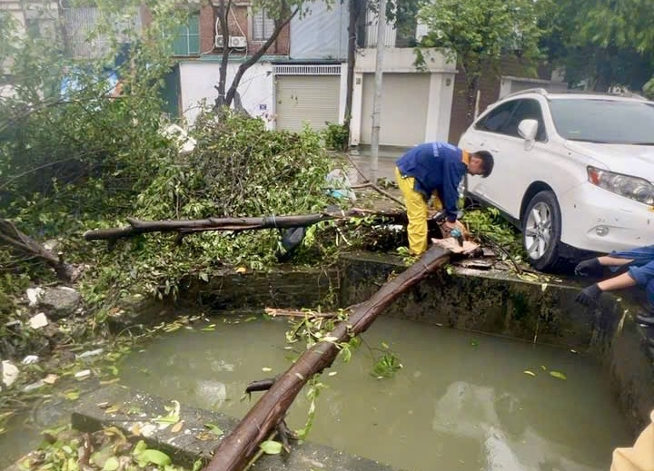 C&ocirc;ng nh&acirc;n X&iacute; nghiệp tho&aacute;t nước số 7 Thanh Tr&igrave; khắc phục hậu quả b&atilde;o số 3.