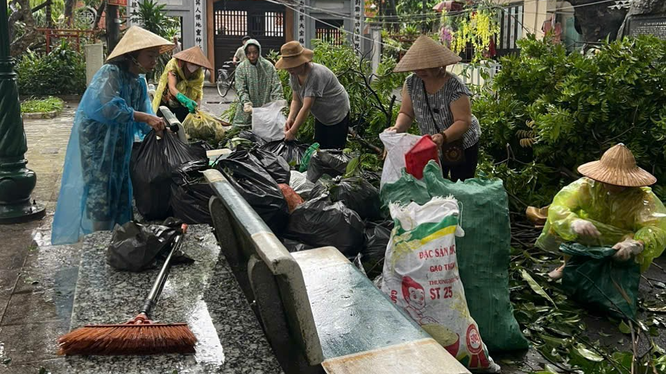 Phụ nữ quận T&acirc;y Hồ t&iacute;ch cực tham gia dọn dẹp, vệ sinh m&ocirc;i trường