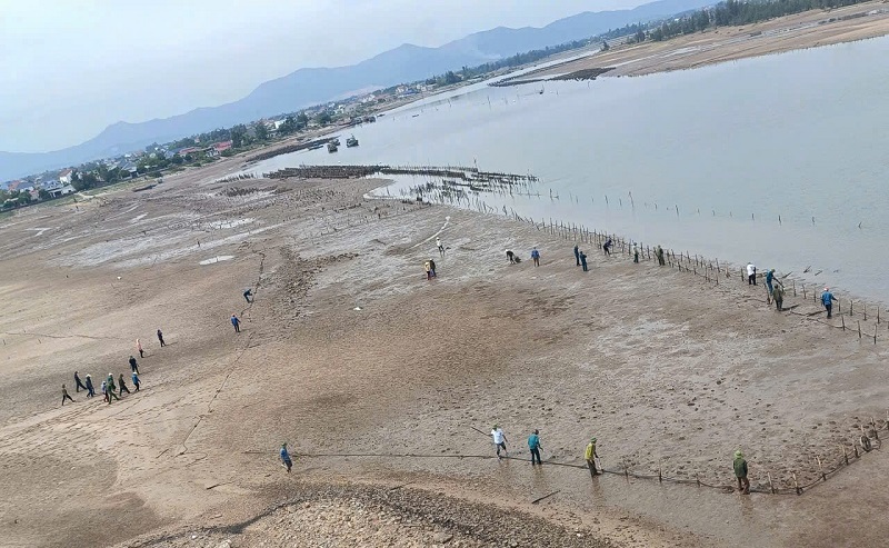 Sau khi th&aacute;o dỡ cọc b&ecirc; t&ocirc;ng, cọc tre một số đoạn tr&ecirc;n d&ograve;ng s&ocirc;ng R&aacute;c trở n&ecirc;n th&ocirc;ng tho&aacute;ng hơn