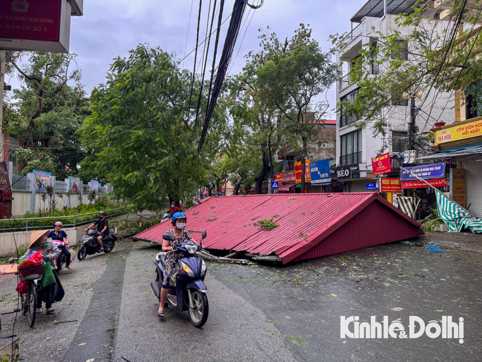 Tr&ecirc;n đường Ho&agrave;ng Hoa Th&aacute;m (quận Ba Đ&igrave;nh, H&agrave; Nội), một m&aacute;i nh&agrave; đ&atilde; bị gi&oacute; b&atilde;o cuốn phăng xuống đường.