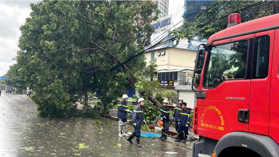 Trong đ&ecirc;m 7, rạng s&aacute;ng 8/9, lực lượng C&ocirc;ng an quận đ&atilde; phối hợp với phối hợp với Ban Chỉ huy qu&acirc;n sự c&ugrave;ng cấp v&agrave; c&aacute;c lực lượng bảo vệ an ninh trật tự ở cơ sở khẩn trương triển khai c&ocirc;ng t&aacute;c t&igrave;m kiếm cứu nạn v&agrave; khắc phục hậu quả mưa b&atilde;o g&acirc;y ra