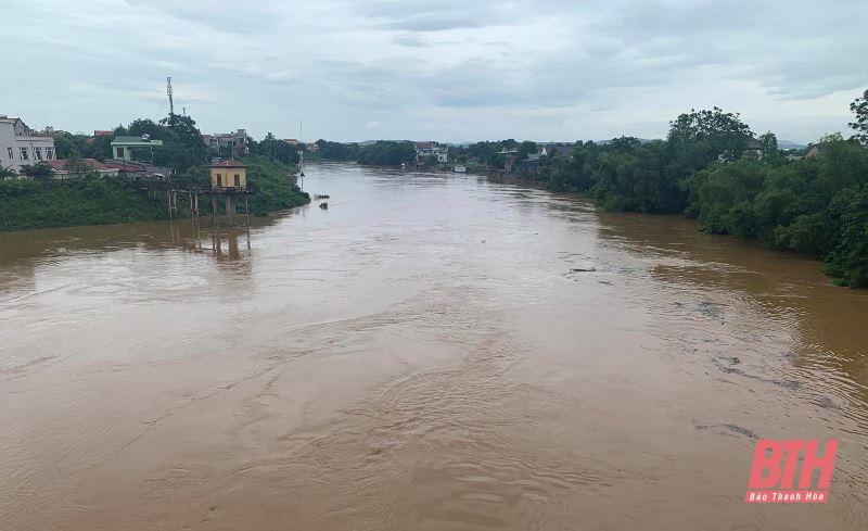 Hiện tr&ecirc;n s&ocirc;ng Bưởi tại Kim T&acirc;n (Thạch Th&agrave;nh) l&agrave; 11.07m, tr&ecirc;n BĐ 2 l&agrave; 0.07m. Theo th&ocirc;ng tin từ Đ&agrave;i kh&iacute; tượng Thủy văn Thanh H&oacute;a, s&aacute;ng 9/9, mực nước lũ ở thượng lưu s&ocirc;ng M&atilde; đang l&ecirc;n trở lại, hạ lưu s&ocirc;ng M&atilde;, s&ocirc;ng Bưởi, s&ocirc;ng L&egrave;n đ&atilde; đạt đỉnh v&agrave; đang xuống chậm. Ảnh: B&aacute;o Thanh H&oacute;a