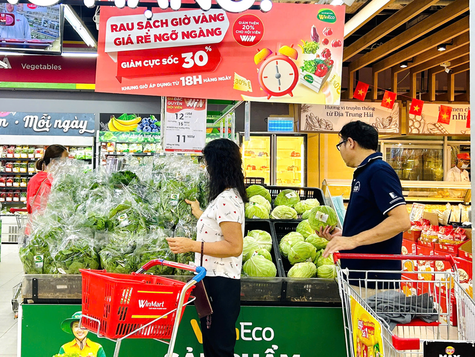 Sau b&atilde;o Yagi, gi&aacute; rau xanh tại si&ecirc;u thị WinMart kh&ocirc;ng đổi v&agrave; nguồn cung d&agrave;o.