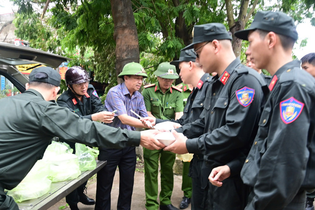 &nbsp;Trưa 9/9, Đại tá Hoàng Văn Nam - Trưởng Phòng CSCĐ trực tiếp chuẩn bị cơm hộp mời CBCS v&agrave; ăn cơm cùng CBCS.