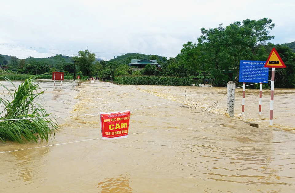 Cầu tr&agrave;n ở x&oacute;m Ao Sen, x&atilde; Động Đạt (Ph&uacute; Lương) bị ngập, đ&atilde; được đặt biển cấm người v&agrave; phương tiện qua lại. Ảnh: B&aacute;o Th&aacute;i Nguy&ecirc;n