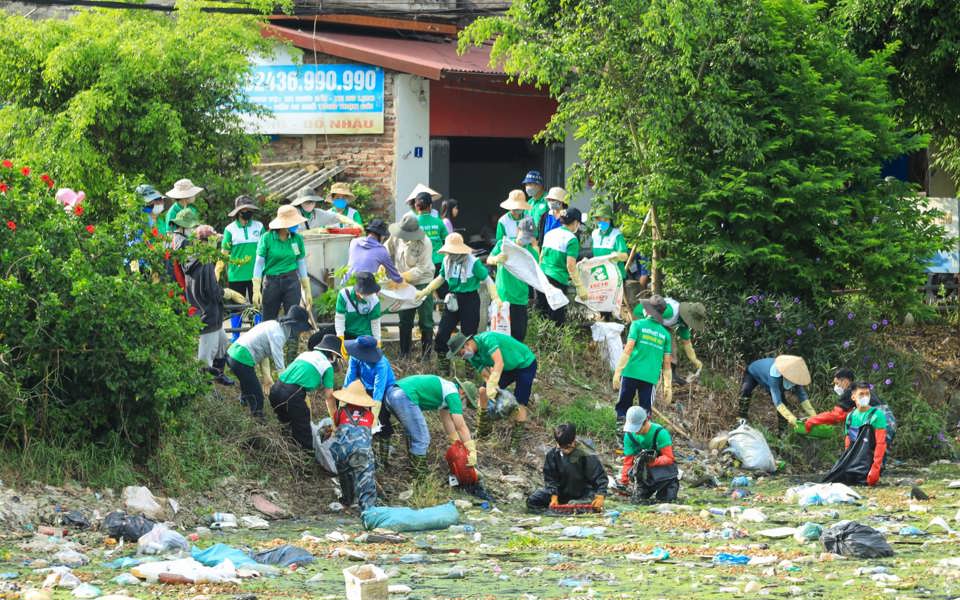 C&aacute;c&nbsp;t&igrave;nh nguyện vi&ecirc;n nh&oacute;m H&agrave; Nội Xanh dọn r&aacute;c tr&ecirc;n s&ocirc;ng.