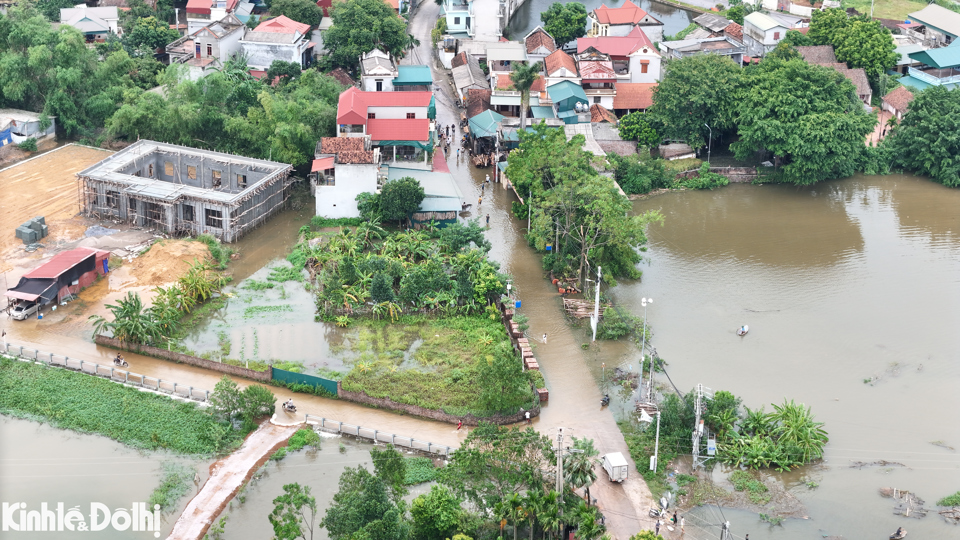 Trước ảnh hưởng của ho&agrave;n lưu cơn b&atilde;o số 3 (b&atilde;o Yagi) c&ugrave;ng với lượng mưa lớn g&acirc;y ngập, cuộc sống của người d&acirc;n nơi bị đảo lộn.