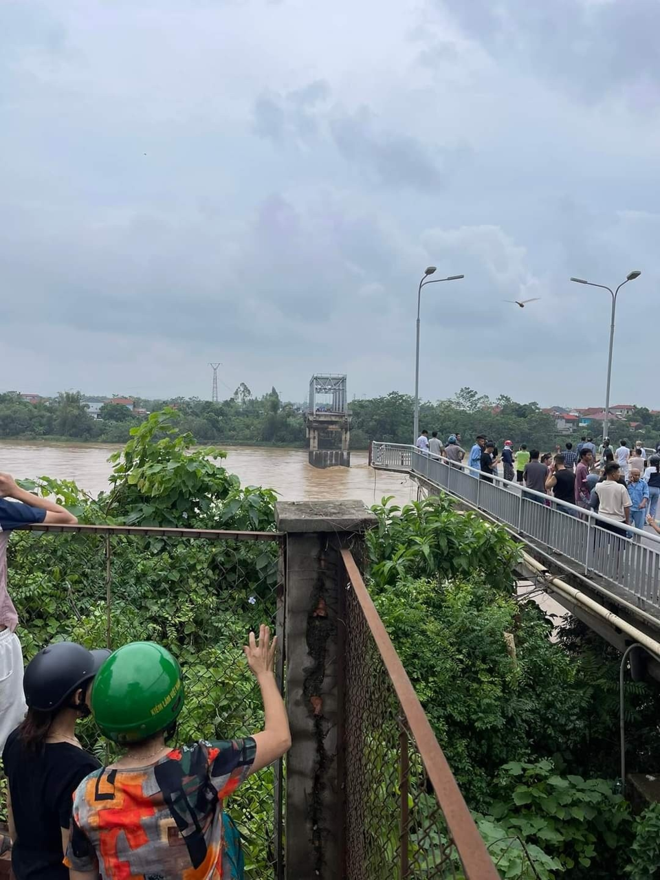 C&acirc;y cầu bất ngờ bị sập chưa r&otilde; nguy&ecirc;n nh&acirc;n.