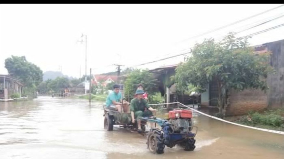 Người d&acirc;n x&atilde; Nhật Tiến, huyện Hữu Lũng sử dụng c&aacute;c phương tiện hỗ trợ người d&acirc;n di chuyển qua c&aacute;c v&ugrave;ng ngập lụt, trũng thấp.