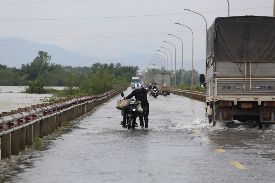 Nhiều phương tiện di chuyển qua đ&acirc;y bị chết m&aacute;y.