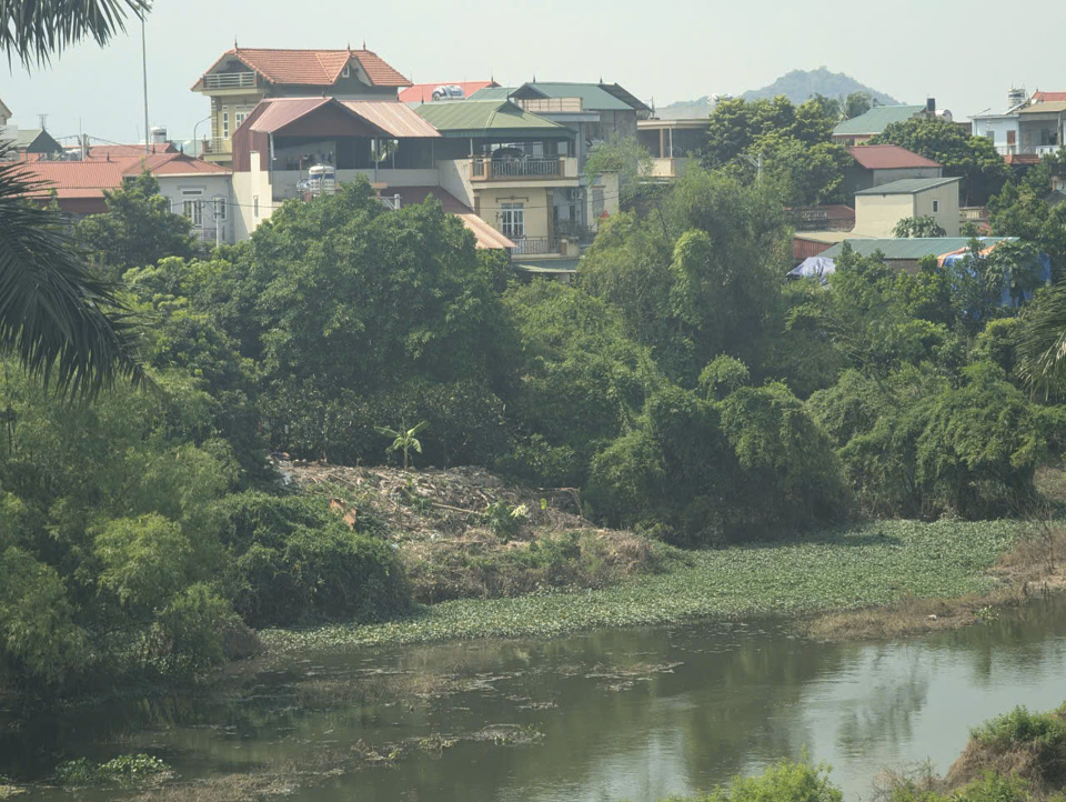 B&atilde;i thải lấn s&aacute;t xuống ch&acirc;n s&ocirc;ng Đ&aacute;y.