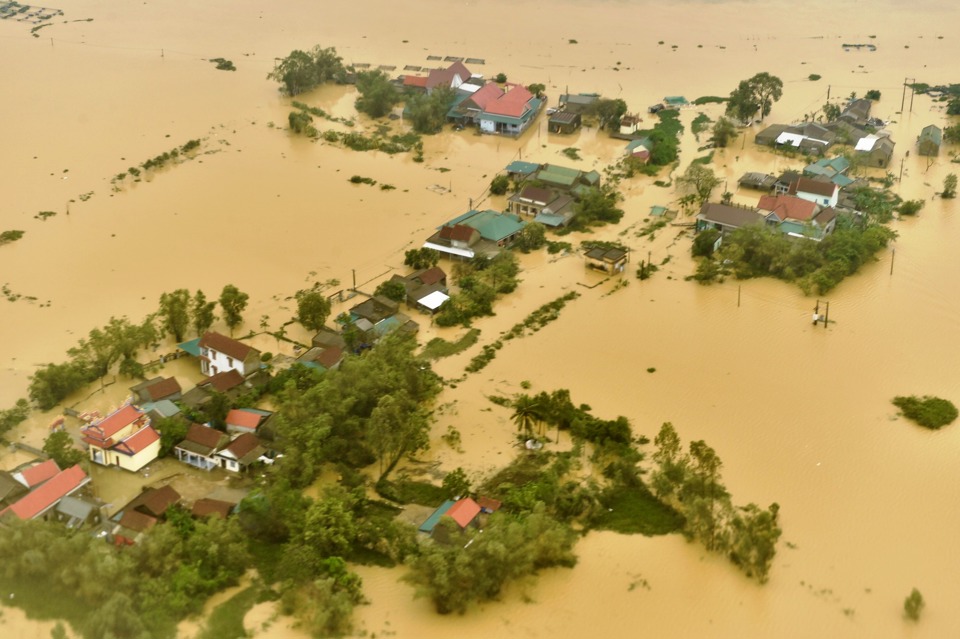 Ngay sau cơn b&atilde;o l&agrave; lũ lụt nghi&ecirc;m trọng.