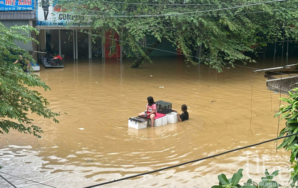 Tại khu vực đường bến O&aacute;nh, phường T&uacute;c Duy&ecirc;n, TP Th&aacute;i Nguy&ecirc;n, nước ngập s&acirc;u tr&ecirc;n 1m. Ảnh: B&aacute;o Th&aacute;i Nguy&ecirc;n