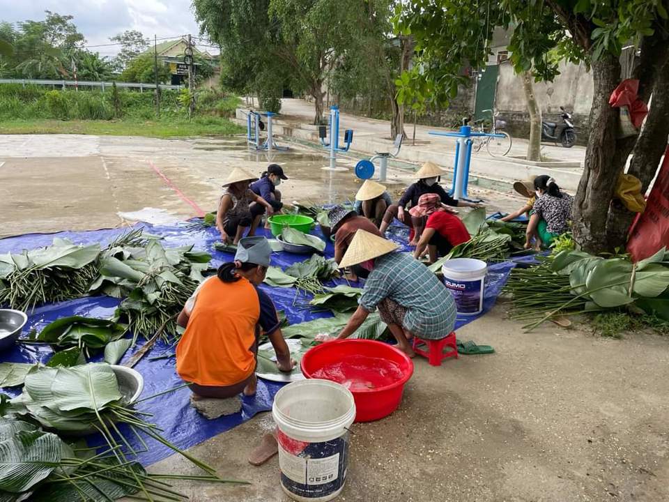 Từ làng xóm, đến phố phường, mọi người cùng nhau thực hiện nhiều hoạt động thiết thực như gói bánh chưng, ủng hộ các hiện vật thực phẩm...hối hả làm việc, chuẩn bị chu đáo cho những chuyến xe vận chuyển nhu yếu phẩm đến với bà con vùng lũ.