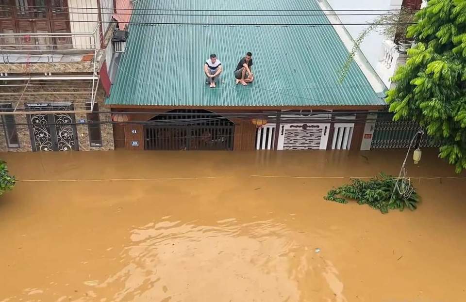 X&oacute;t xa những h&igrave;nh ảnh b&agrave; con ở v&ugrave;ng chịu lũ, nước d&acirc;ng cao, bị chia cắt (ảnh CTV)