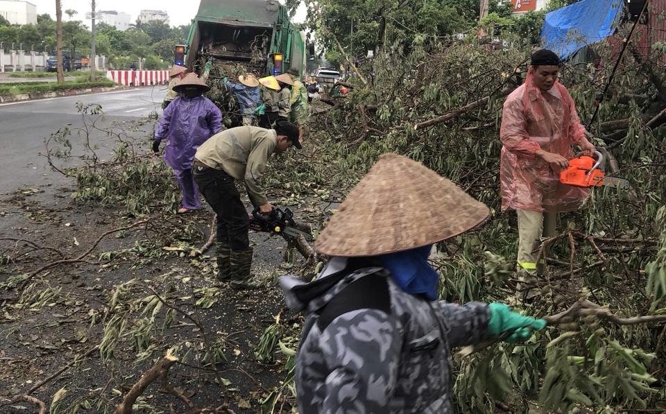 Công nhân môi trường đẩy mạnh dọn dẹp rác thải sau bão số 3 - Ảnh 1