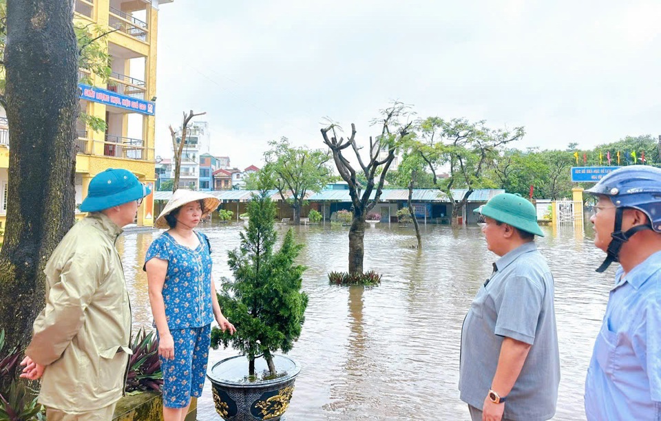 B&iacute; thư Huyện ủy Thanh Tr&igrave; Nguyễn Tiến Cường (thứ hai từ phải sang) c&ugrave;ng c&aacute;c đồng ch&iacute; trong Ban Chỉ huy PCTT&amp;TKCN huyện Thanh Tr&igrave; thăm hỏi người d&acirc;n về t&igrave;nh h&igrave;nh &uacute;ng ngập sau mưa b&atilde;o.