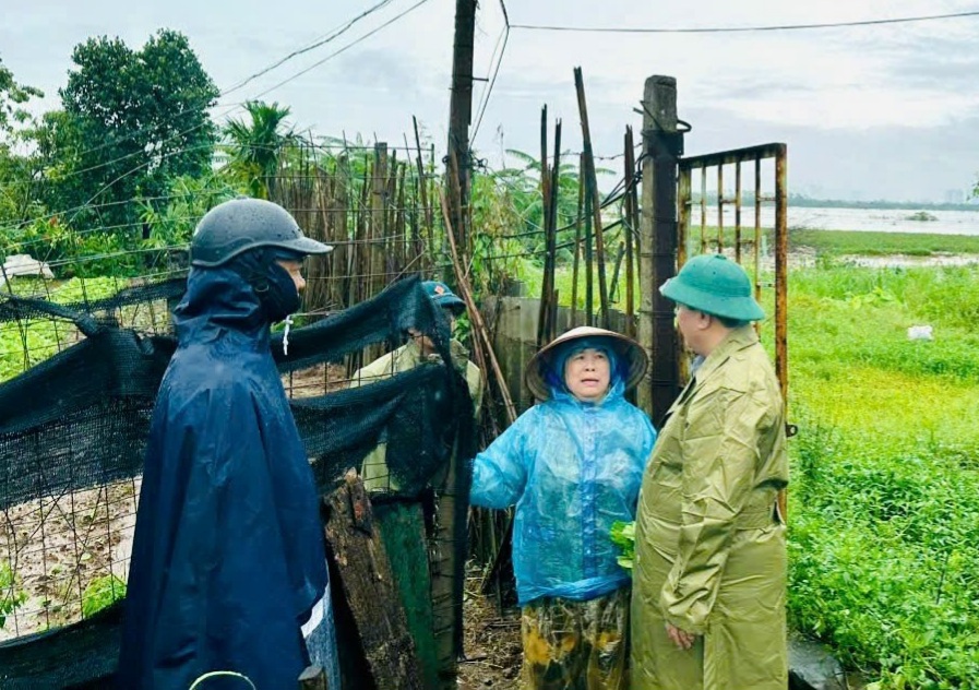 L&atilde;nh đạo huyện Thanh Tr&igrave; thăm hỏi người d&acirc;n về t&igrave;nh h&igrave;nh &uacute;ng ngập sau mưa b&atilde;o.