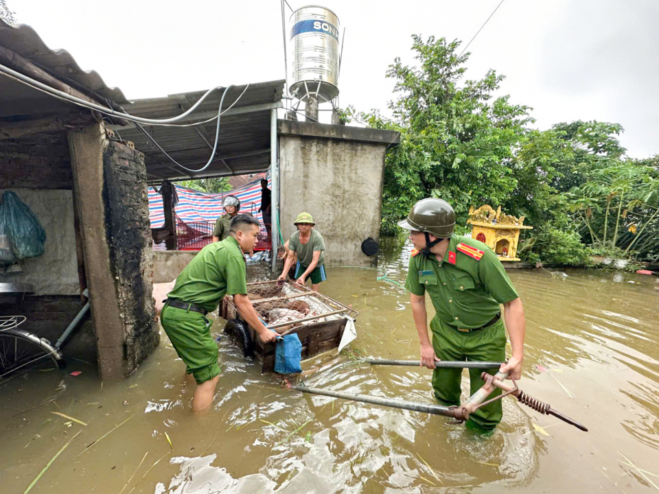 Trưởng C&ocirc;ng an x&atilde; Vật Lại Nguyễn Văn C&ocirc;ng cho biết, đơn vị phối hợp với&nbsp;c&aacute;c lực lượng chức năng tổ chức chằng chống nh&agrave; cửa, đưa người d&acirc;n c&oacute; ho&agrave;n cảnh kh&oacute; khăn đến nơi tr&uacute; b&atilde;o an to&agrave;n, hỗ trợ người d&acirc;n bị ảnh hưởng của b&atilde;o số 3 những nhu yếu phẩm cần thiết.