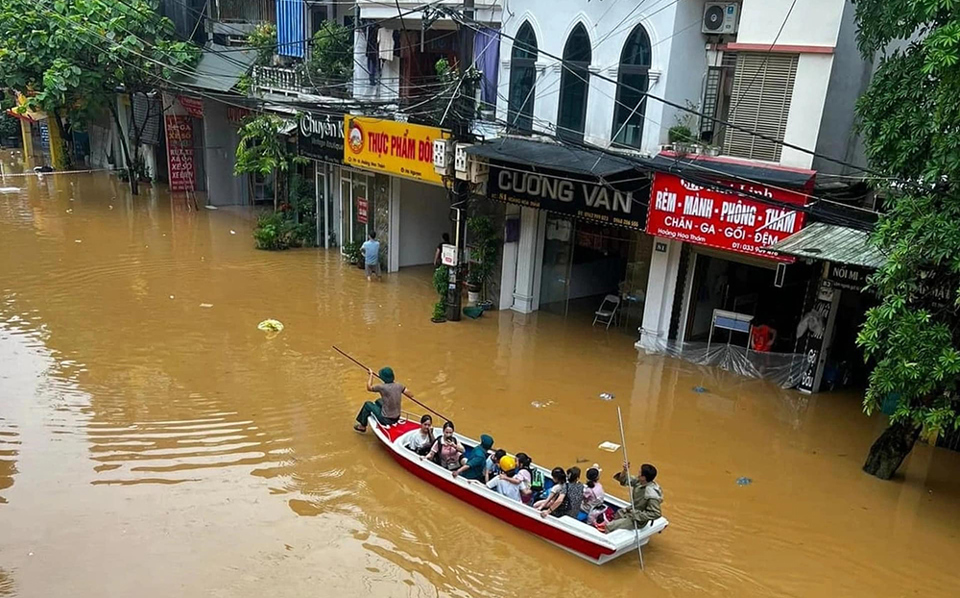 Lũ tr&ecirc;n s&ocirc;ng Thao tại Y&ecirc;n B&aacute;i khiến nhiều gia đ&igrave;nh phải di tản ra khỏi nh&agrave; đến nơi tr&uacute; an to&agrave;n.&nbsp;Đến 17 giờ ng&agrave;y 9/9: Y&ecirc;n B&aacute;i ước thiệt hại 36 tỷ đồng do b&atilde;o số 3. Ảnh: B&aacute;o Y&ecirc;n B&aacute;i