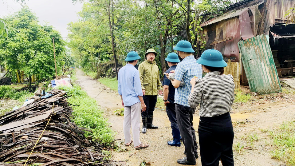 Chủ tịch UBND x&atilde; Đồng Th&aacute;p B&ugrave;i L&ecirc; Huy v&agrave; c&aacute;n bộ địa phương kiểm tra t&igrave;nh h&igrave;nh v&agrave; c&ocirc;ng t&aacute;c ph&ograve;ng chống &uacute;ng ngập tr&ecirc;n địa b&agrave;n.