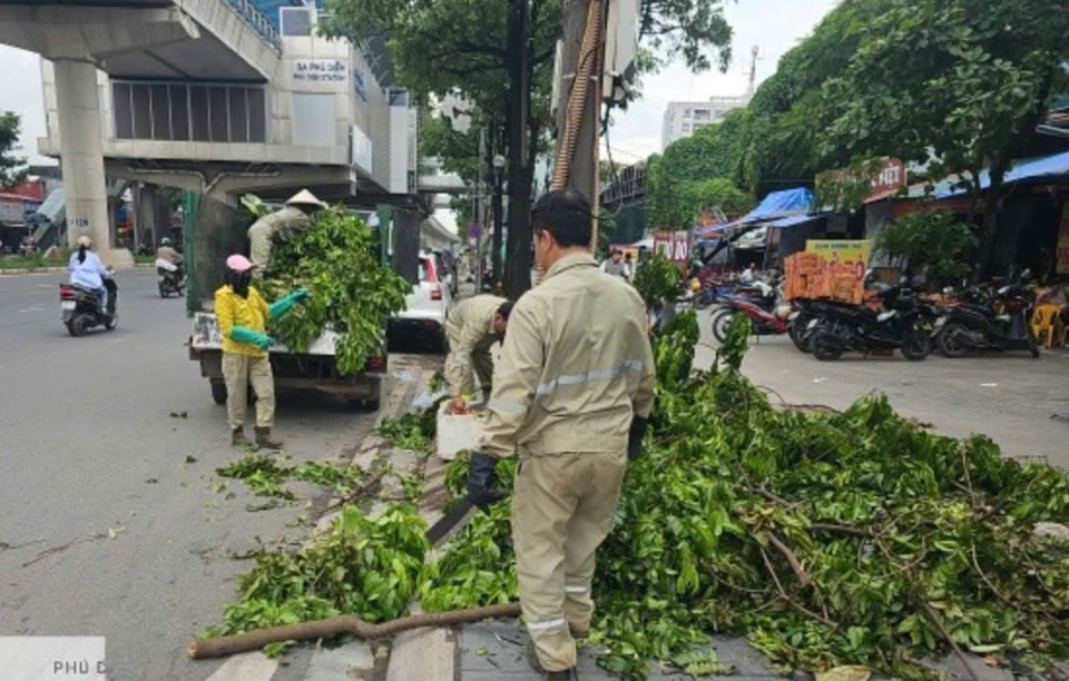 Công nhân môi trường đẩy mạnh dọn dẹp rác thải sau bão số 3 - Ảnh 2