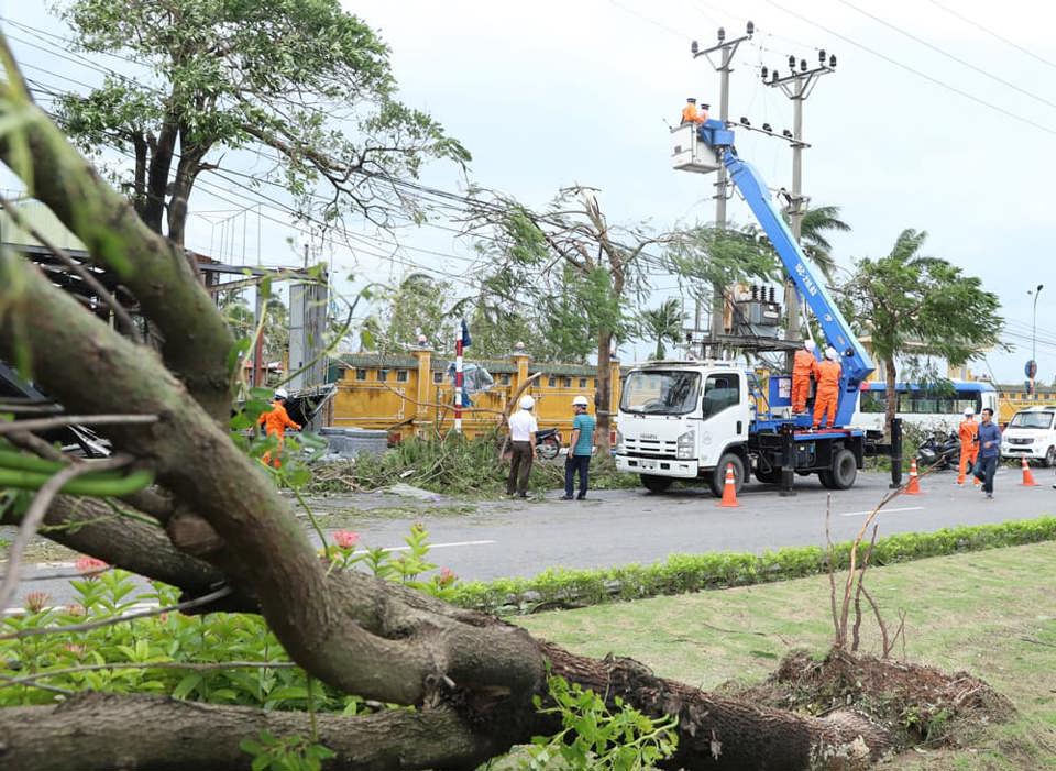 Ng&agrave;nh điện đang nỗ lực khắc phục sự cố để cấp điện trở lại.