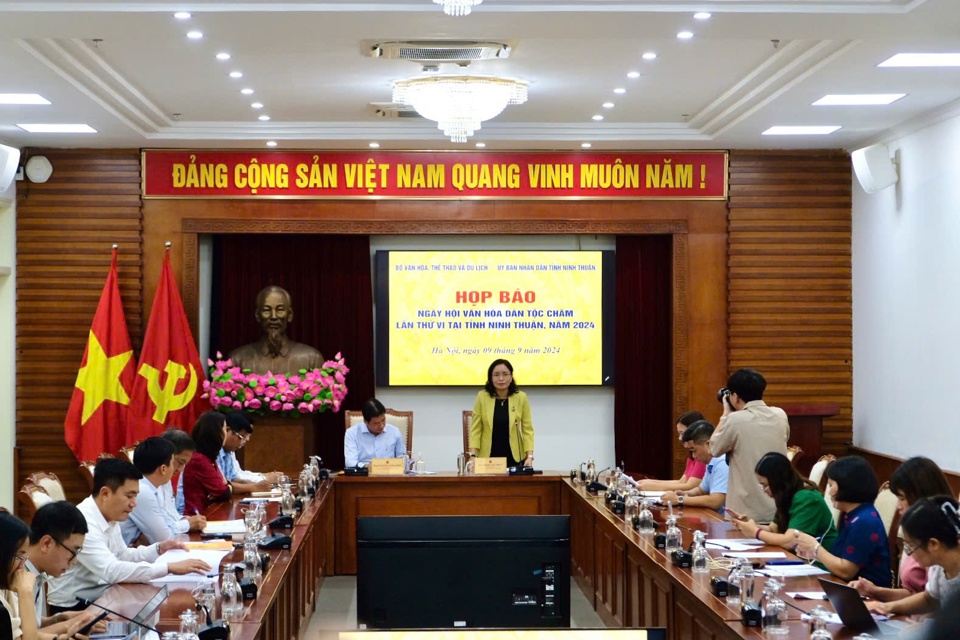 Thứ trưởng Bộ VHTT&amp;DL Trịnh Thị Thuỷ, Trưởng Ban Chỉ đạo chủ tr&igrave; họp b&aacute;o. Ảnh: Cẩm T&uacute;