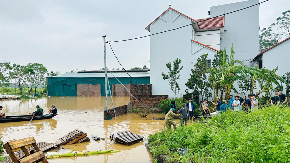 Nước s&ocirc;ng d&acirc;ng cao khiến một số khu vực của x&atilde; Trung Ch&acirc;u, huyện Đan Phượng bị ngập &uacute;ng.