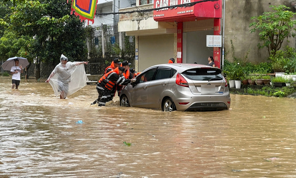 Hỗ trợ đưa phương tiện ra khỏi v&ugrave;ng ngập &uacute;ng.