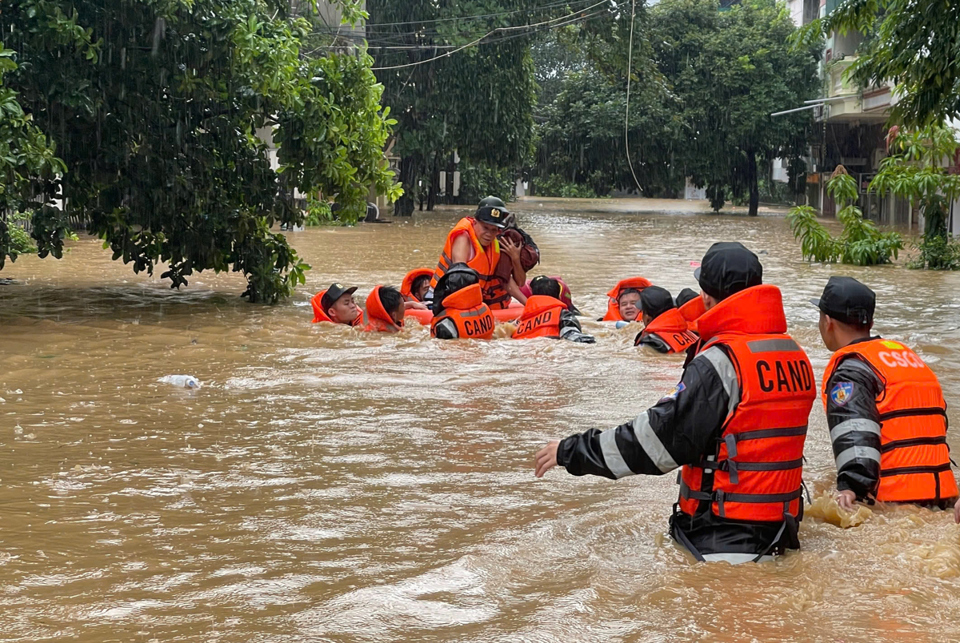 C&ocirc;ng an tỉnh L&agrave;o Cai xung k&iacute;ch hỗ trợ đưa d&acirc;n ra khỏi v&ugrave;ng thi&ecirc;n tai. Di chuyển người d&acirc;n ở phố Hồng H&agrave;, phường Cốc Lếu đến nơi an to&agrave;n. Ảnh: B&aacute;o L&agrave;o Cai