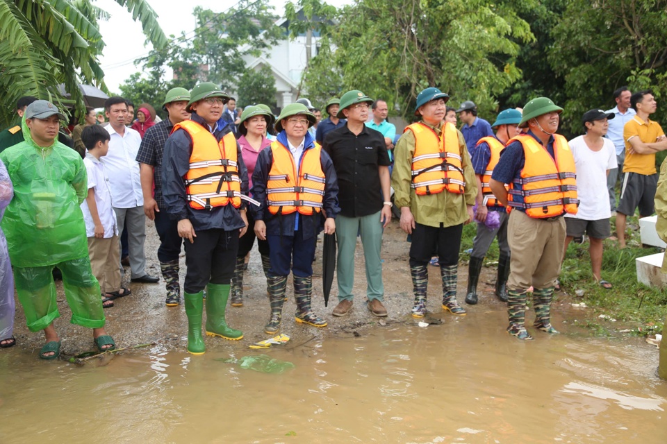 L&atilde;nh đạo huyện M&ecirc; Linh trực tiếp chỉ đạo c&ocirc;ng t&aacute;c di dời người v&agrave; t&agrave;i sản tại c&aacute;c b&atilde;i s&ocirc;ng đến nơi an to&agrave;n.