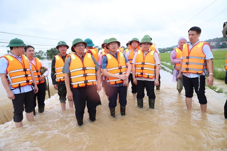 Thủ tướng Phạm Minh Ch&iacute;nh đi thị s&aacute;t t&igrave;nh h&igrave;nh, kiểm tra, chỉ đạo c&ocirc;ng t&aacute;c ứng ph&oacute; mưa lũ, thi&ecirc;n tai, cứu hộ, cứu nạn tại tỉnh Bắc Giang - một trong những địa phương đang chịu ảnh hưởng nặng nề bởi mưa lũ, thi&ecirc;n tai.