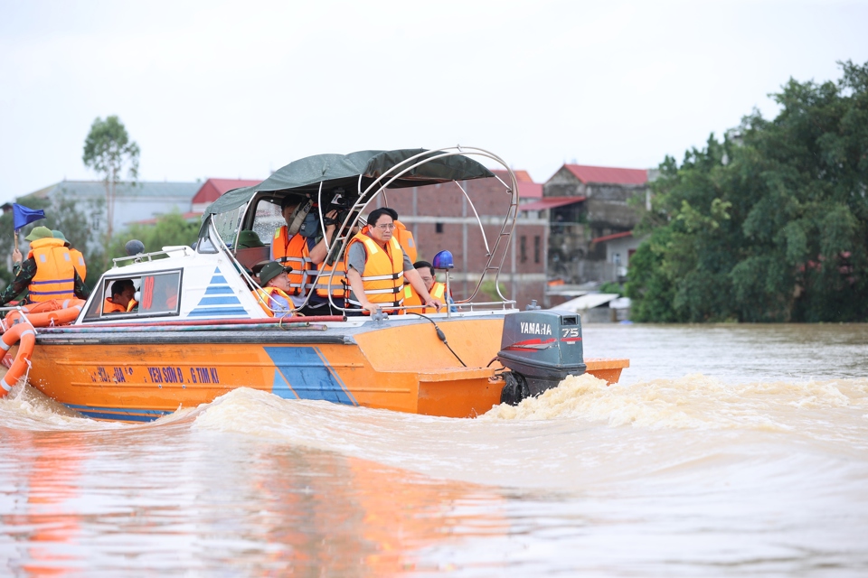 Thủ tướng Phạm Minh Ch&iacute;nh thị s&aacute;t, kiểm tra c&ocirc;ng t&aacute;c ứng ph&oacute; thi&ecirc;n tai tại x&atilde; V&acirc;n H&agrave;, thị x&atilde; Việt Y&ecirc;n, tỉnh Bắc Giang đang bị c&ocirc; lập. Ảnh: VGP/Nhật Bắc